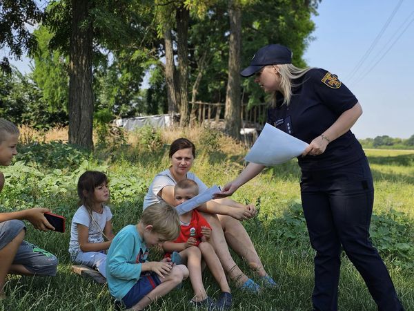 Рятувальники ДСНС розповіли дітям про правила безпеки під час літніх канікул